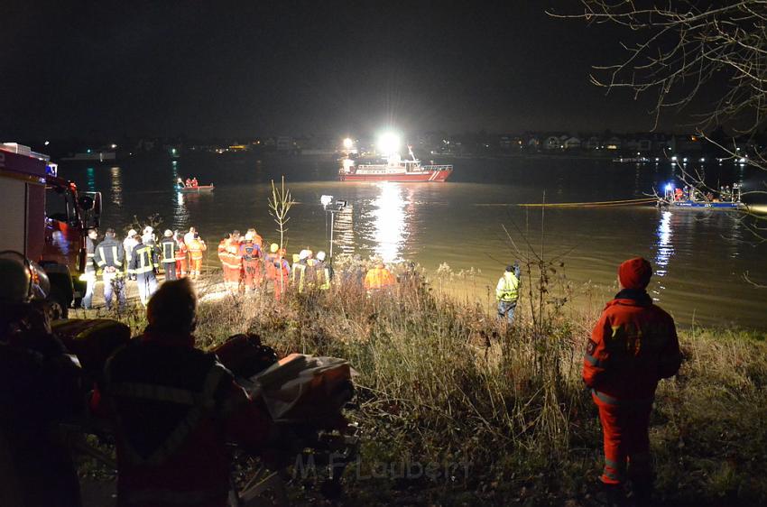 Einsatz BF Koeln PKW im Rhein Mondorf Hersel P116.JPG